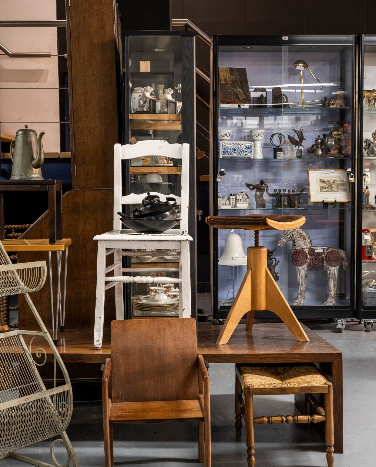 kringloopwinkel met stoelen en vitrine vtwonen 11-2023 | styling Fietje Bruijn | fotografie Stan Koolen