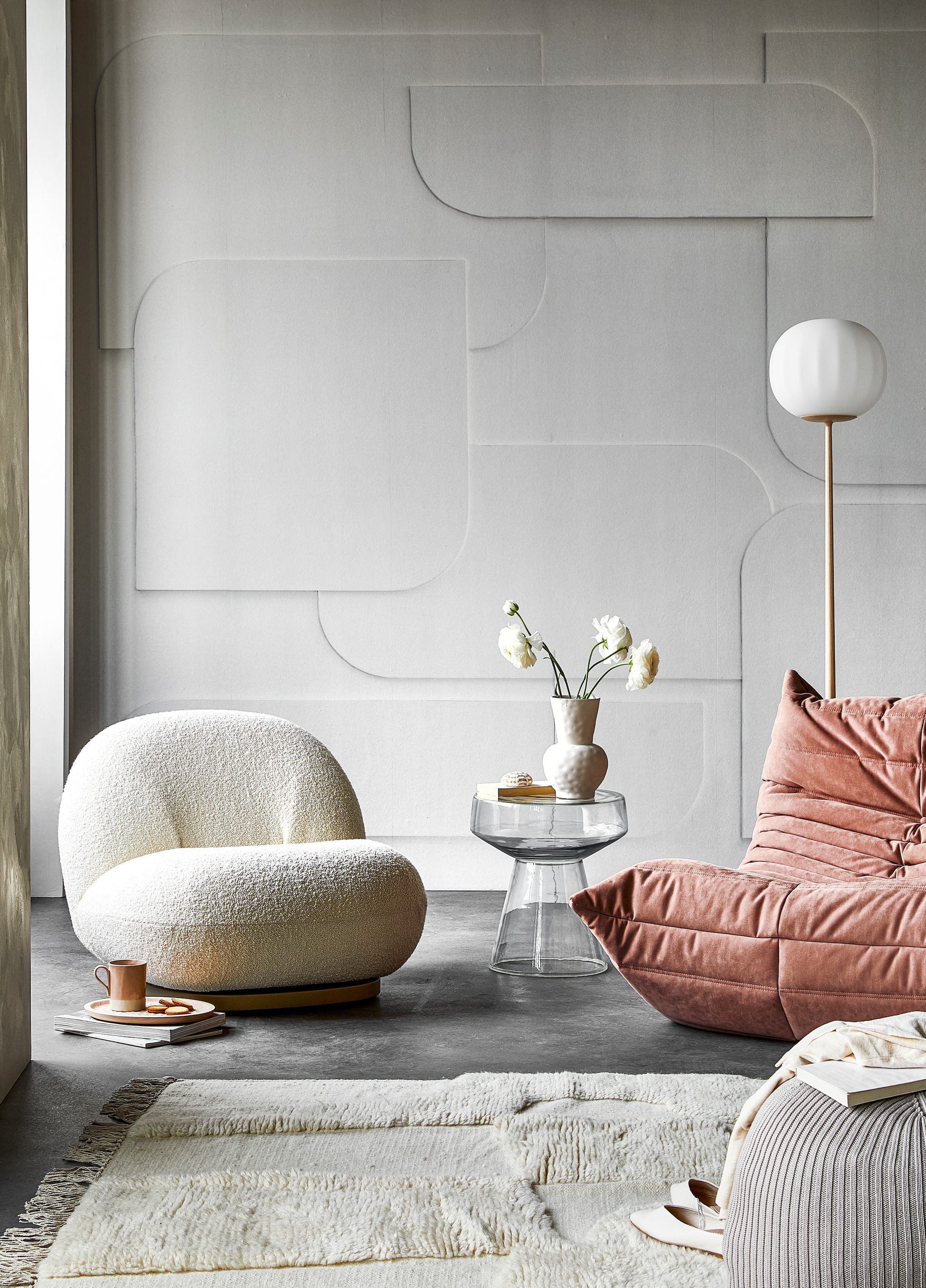 vtwonen collectie Fotobehang Soft 3D, 280x300 cm (hxb) € 149,99.M.m.v. kasstoor.nl (witte fauteuil Pacha van Gubi, roze fauteuil Togo van Ligne Roset, vloerlamp), homestede.nl (dienblad, poef), paviljoennoord.com (mok, T-shirt), loods5.nl (bijzettafel), zara.com (vaas, schoenen), hm.com (vloerkleed). Overig privébezit. vtwonen behangcollectie | productie Tanja Saarberg | styling Sanne Ketelaar, Danielle Verheul | fotografie Sjoerd Eickmans, Peggy Janssen