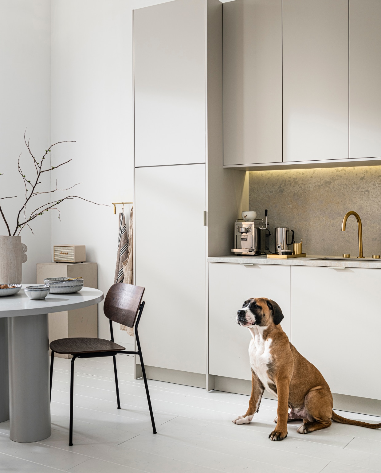 Keuken Basic Greige zoals getoond, exclusief accessoires € 22.500,-M.m.v. sjostrandcoffee.nl (koffiezetapparaat en melkopschuimer), menuspace.com (eetkamerstoel Co), com-anders.nl (eettafel), sissy-boy.com (vaas), vtwonen.nl (servies op tafel van Serax, keukenrek van Ferm Living), thefinestore.com (dienblad en kopje). Overig privébezit. vtwonen 12-2012 | productie Tanja Saarberg | styling Kim van Rossenberg | fotografie Sjoerd Eickmans