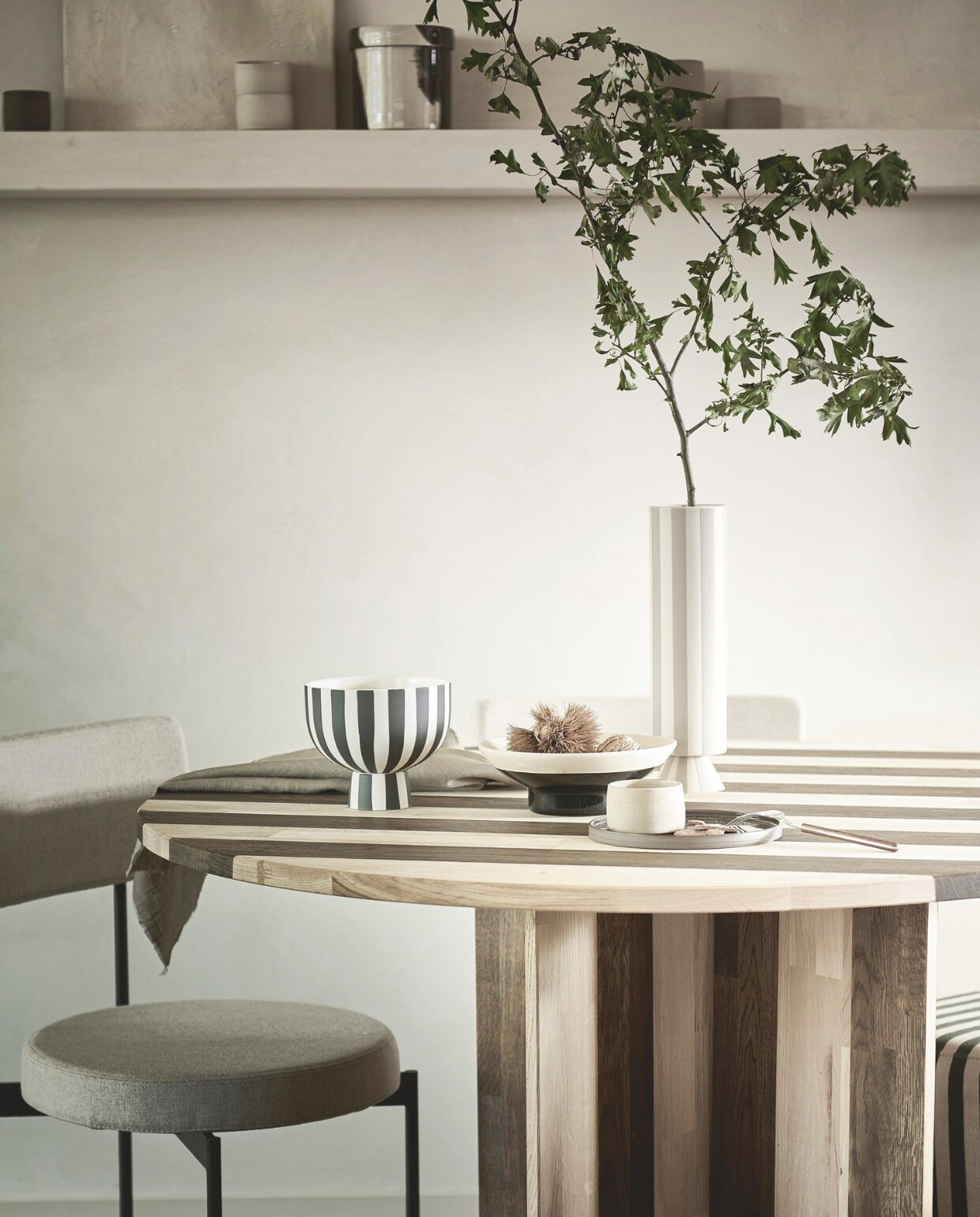 Eetkamerstoelen Morden van HKliving, staal en textiel € 429,-, chromen ornament van Ferm Living € 175,-, aardewerken voorraadpot van Ferm Living € 45,-, hanglamp Asteria van Umage, staal en aluminium € 329,- (vtwonen.nl/shop). Kunststof poef no.8, oeko-tex gekleurd, 45x45x48 cm (bxdxh) € 159,- (sofacompany.com). Keramieken koffiemokken, per stuk € 20,-, bruin keramieken bord € 24,- (velv.nl). Schaal met strepen € 68,- (oyoylivingdesign.com). Zwart-witte aardewerken schaal € 29,99 (hm.com). Ecru ongelijkvormige aluminium vaas € 22,99, vork met hout, set van 4 € 15,99 (zarahome.com). Overig privébezit. vtwonen special DIY 09-2024 | styling en uitvoering Sanne Ketelaar | fotografie Sjoerd Eickmans