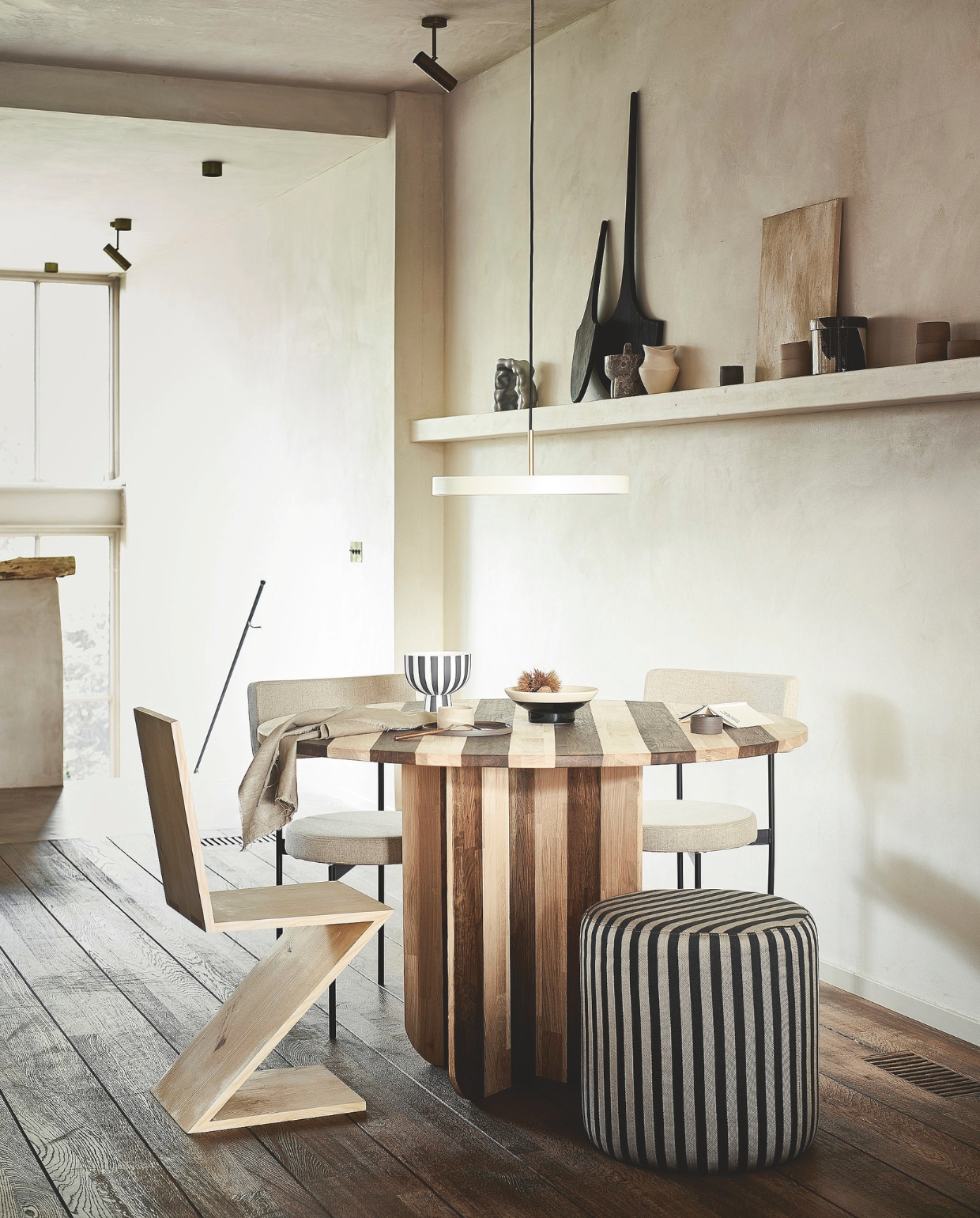 Eetkamerstoelen Morden van HKliving, staal en textiel € 429,-, chromen ornament van Ferm Living € 175,-, aardewerken voorraadpot van Ferm Living € 45,-, hanglamp Asteria van Umage, staal en aluminium € 329,- (vtwonen.nl/shop). Kunststof poef no.8, oeko-tex gekleurd, 45x45x48 cm (bxdxh) € 159,- (sofacompany.com). Keramieken koffiemokken, per stuk € 20,-, bruin keramieken bord € 24,- (velv.nl). Schaal met strepen € 68,- (oyoylivingdesign.com). Zwart-witte aardewerken schaal € 29,99 (hm.com). Ecru ongelijkvormige aluminium vaas € 22,99, vork met hout, set van 4 € 15,99 (zarahome.com). Overig privébezit. vtwonen special DIY 09-2024 | styling en uitvoering Sanne Ketelaar | fotografie Sjoerd Eickmans