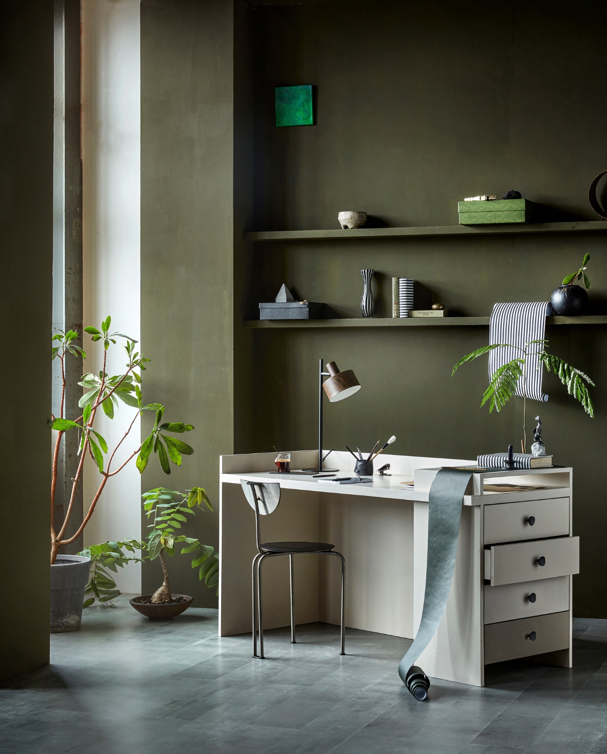 Laminaatvloer Grit, lamel, 128,6x19,4x0,8 cm zonder groef, 8 lamellen per pak voor 2 m², per m² € 23,99. Muurverf kleur Camouflage, per liter € 23,99. Bruine metalen tafellamp Woody, 16x30x51 cm (hxbxd), exclusief lichtbron € 79,99. Bureau DIY-ontwerp, kijk voor de werkbeschrijving op vtwonen.nl/diy/ vtwonen 12-2022 | styling Sanne Ketelaar | fotografie Peggy Janssen