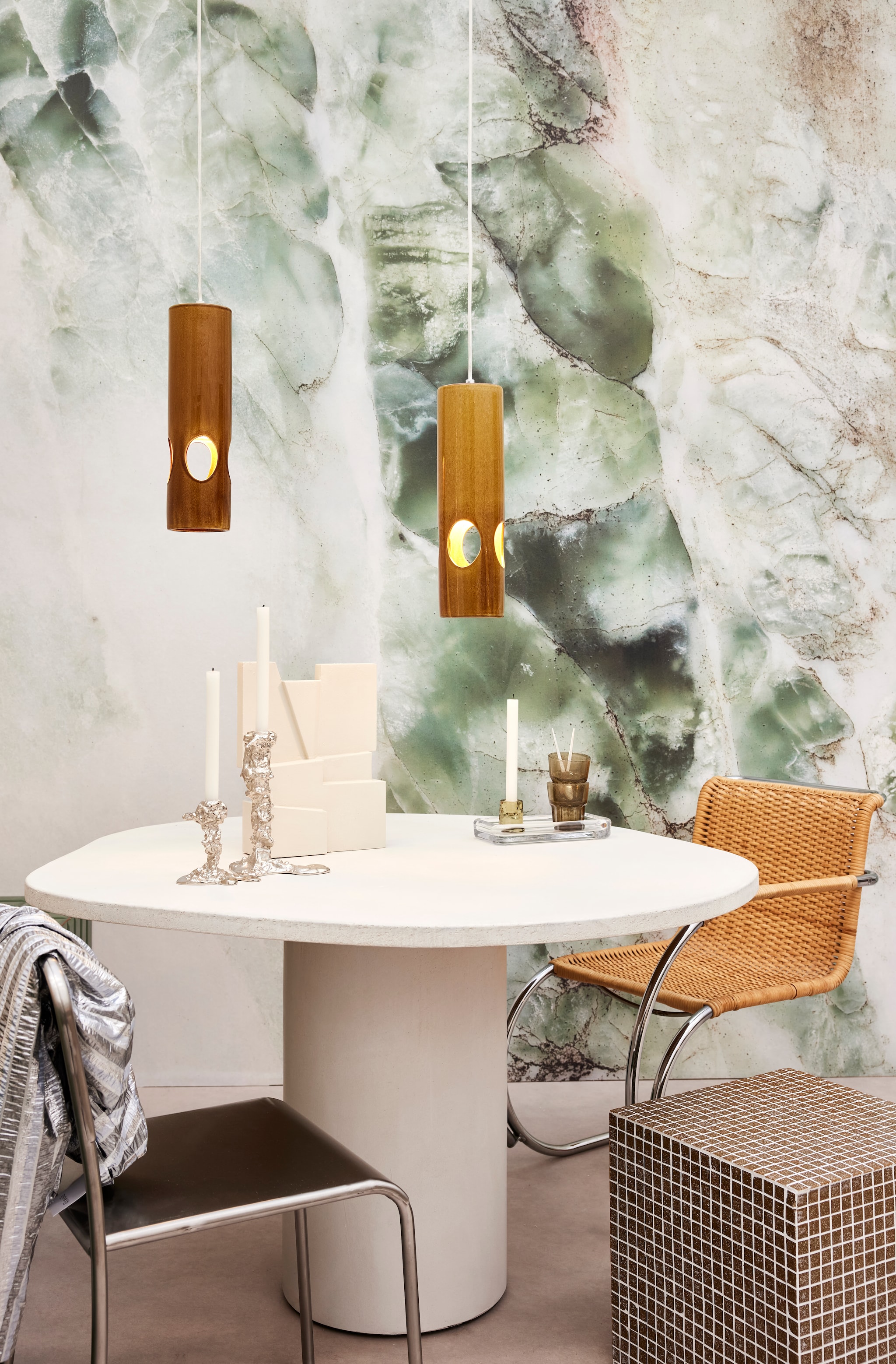 vt wonen&amp;design beurs 2024. Vloer Novilon Structura Sandstone Cotton 2110 van vtwonen door Forbo. Wandtegels eetbank Metro Biselado Verde Cobre van Azule. Eettafel Limoen White van Bogard. Glazen plateau Liss Transparant van Kwantum. Sculpturen op eettafel Valerie, Yulia en Marlies White van Edith Beurskens. Kubuskruk maatwerk Combitex. Mozaïektegels op kubus GM35 Brown Soft Grain van The Mosaic Factory. Stalen stoel met Structuur van Zara Home. Eetkamerstoelen Rotan S533 RT door Marcel Breuer voor Thonet via De Machinekamer. Zilveren kandelaren Drip door Pascal Smelik voor Polspotten. Waterglazen Mineral van HKliving. Hanglampen Ceramic Pendant Rosewood van HKliving. Behang Marmer Groen van KEK Amsterdam. Kaarshouder Groen glas van Zara Home. Fotografie Alexander van Berge | Styling Marlies Does