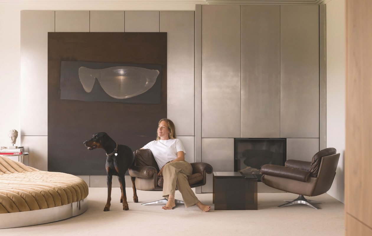 Bank FL93 van Jonas Van Put voor Laura’s conceptstore Fortlaan93 , bijzettafel E1027 van Eileen Gray. Schilderij Greatest hits van Tobias Spichtig. DS31 Swivel loungestoelen van De Sede. stijlvol wonen 07-2024 | fotografie Katoo Peeters