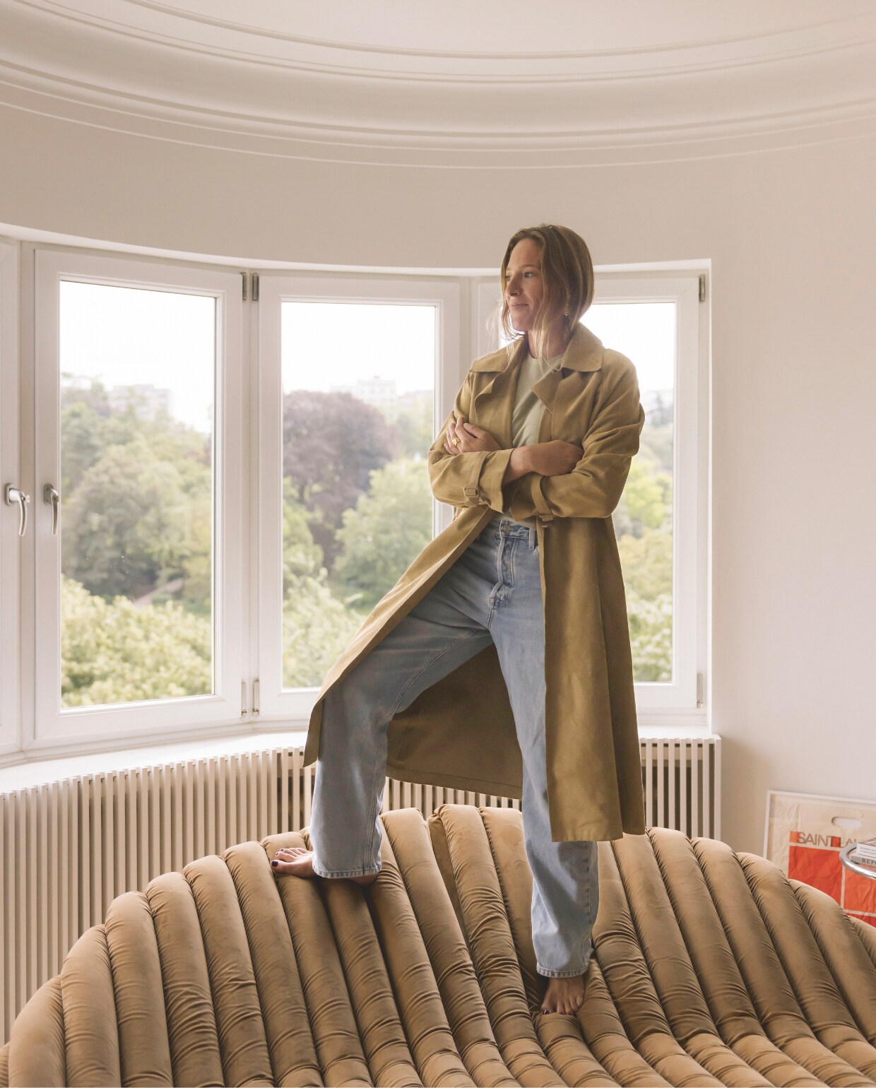 Laura geniet elke dag van het uitzicht. Op de grond staat een ingelijste vintage Yves Saint Laurent-shoppingtas, die ze bij haar oma vond toen die aan het opruimen was. stijlvol wonen 07-2024 | fotografie Katoo Peeters