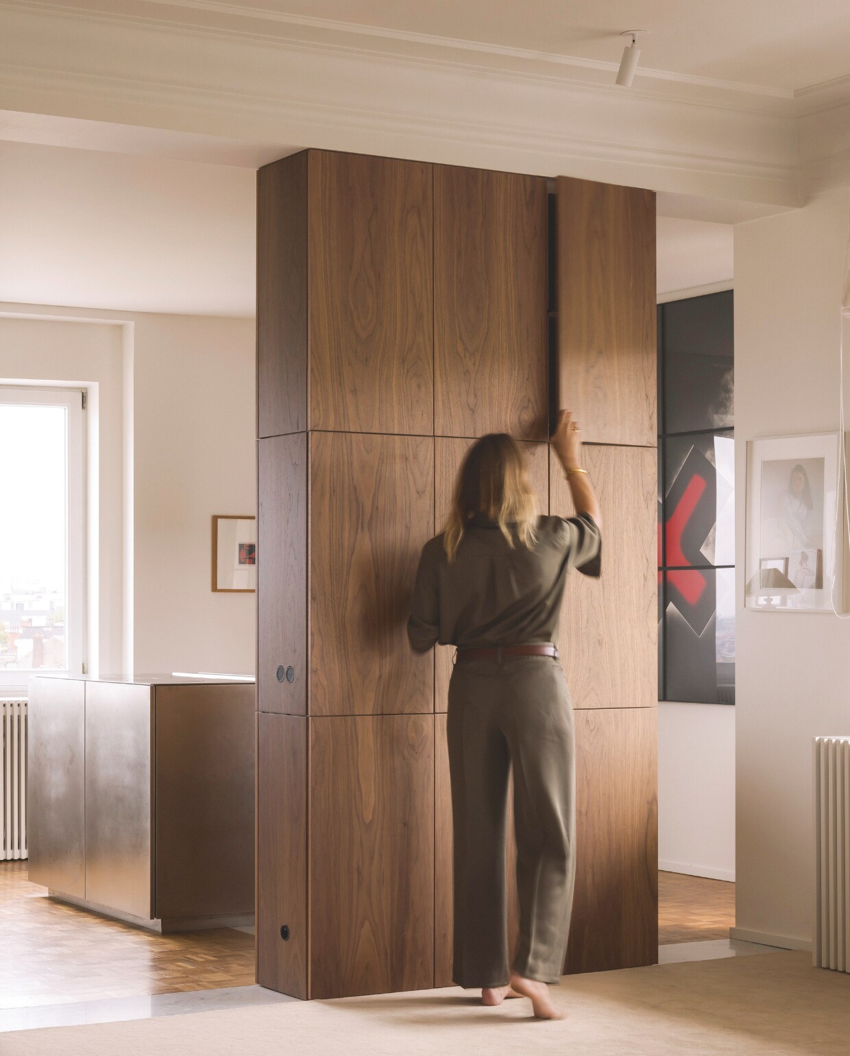 Het appartement is gevuld met kunstwerken die ze door de jaren heen verzamelde. Op de achterwand van de keuken hangt een klein werk van Victor Vasarely uit 1950, de zwarte print is de Night Crusade van Gilbert &amp; George uit 1982 en rechts hangt een foto van model Anouck Lepère geschoten door Virgili Jubero. stijlvol wonen 07-2024 | fotografie Katoo Peeters