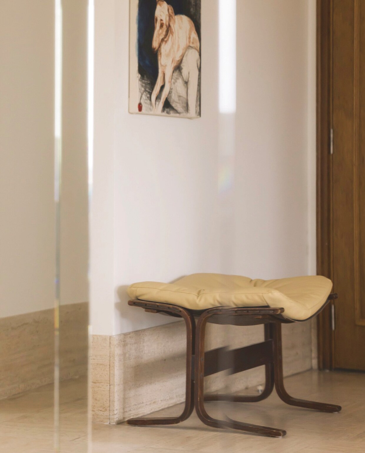 Het schilderij van Charlie Hughes vat dezelfde beige  en bruine tinten die terugkeren in het interieur. stijlvol wonen 07-2024 | fotografie Katoo Peeters