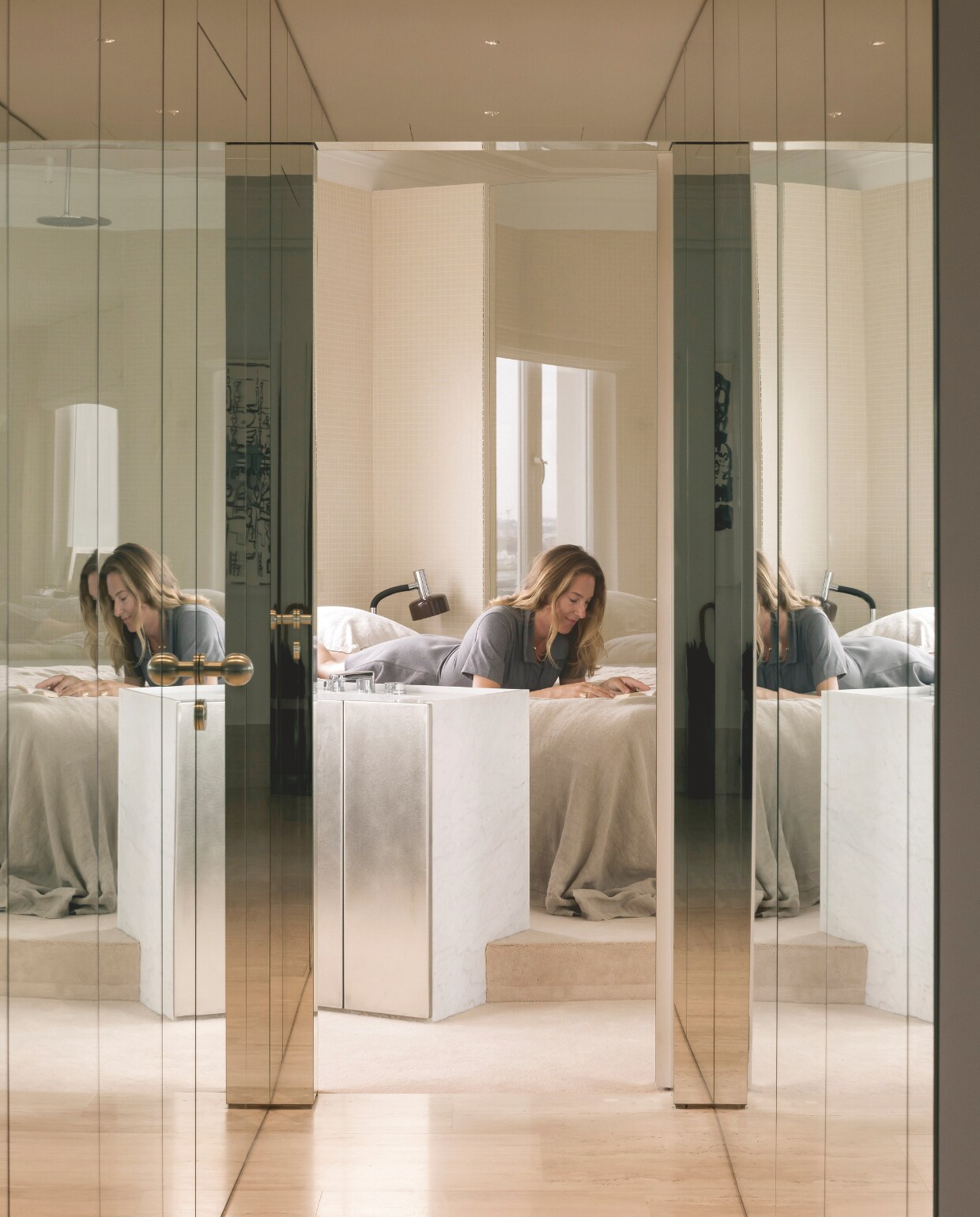 De spiegelkasten roepen een psychedelische seventies-look op, de periode waar Laura veel inspiratie uit put. stijlvol wonen 07-2024 | fotografie Katoo Peeters