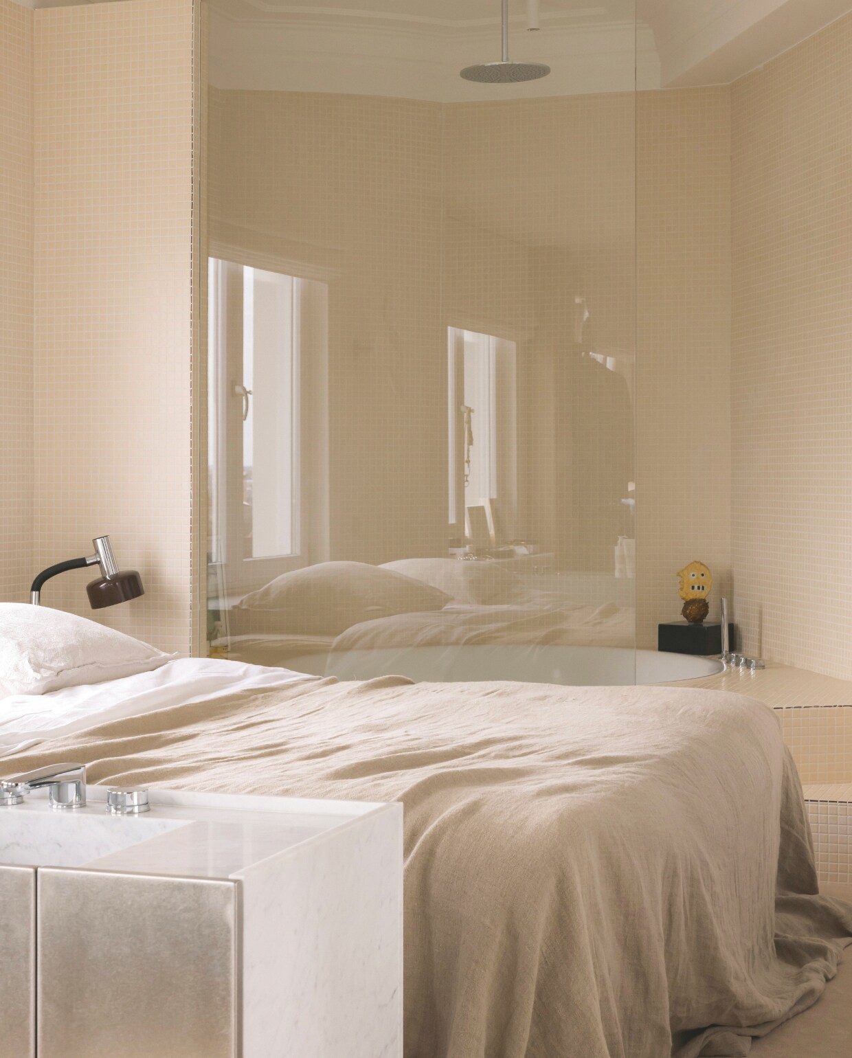 In elke hoek van het penthouse is wel een kunstwerk te vinden. Zo staat er zelfs een werk van José de Guimarães op de rand van het bad. stijlvol wonen 07-2024 | fotografie Katoo Peeters