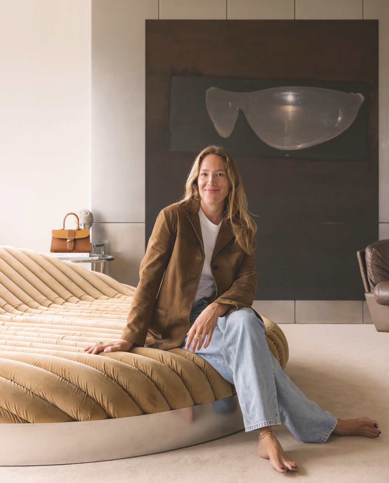 Bank FL93 ontwierp Jonas Van Put voor Laura’s conceptstore Fortlaan93 en is al vaak mee verhuisd. Op bijzettafel Gray E1027 van Eileen Gray staat een Brillant East West-tas van Delvaux. Schilderij Greatest hits van Tobias Spichtig. stijlvol wonen 07-2024 | fotografie Katoo Peeters