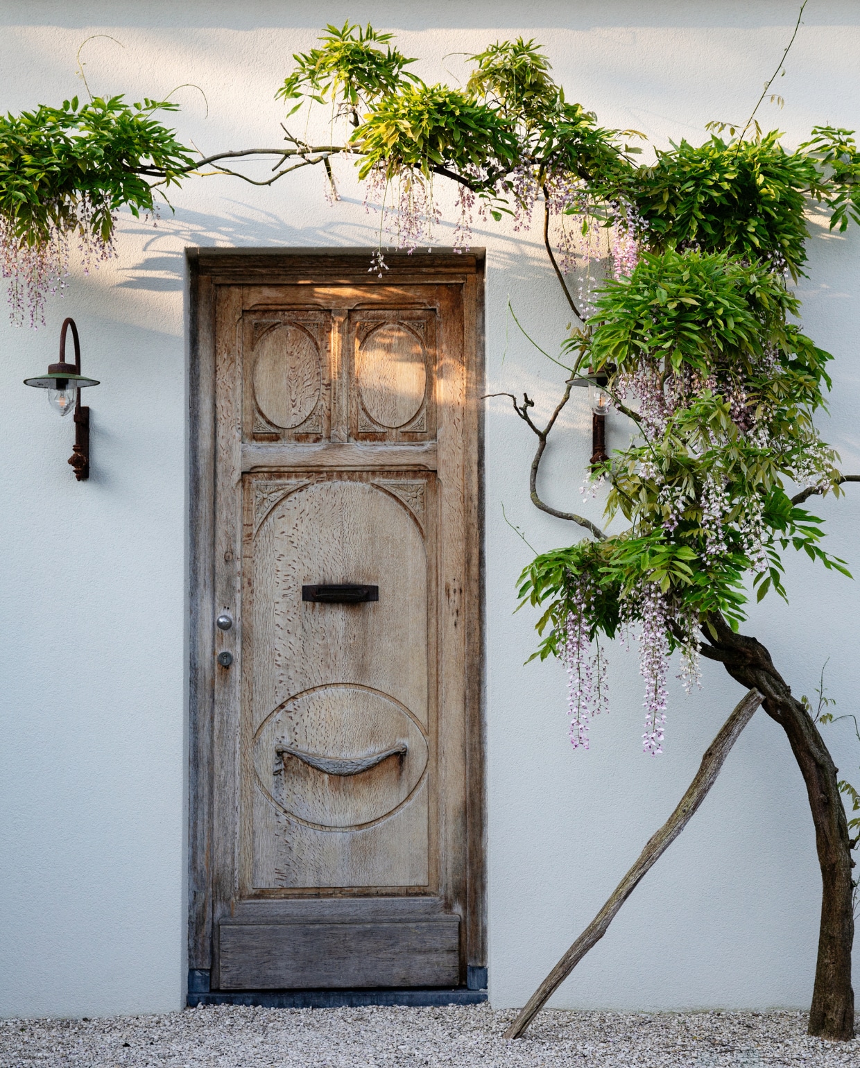 voordeur, hanglamp buiten, blauwe regen vtwonen special tuin 9-2024 | fotografie Dana van Leeuwen | styling Ilona Jongepier