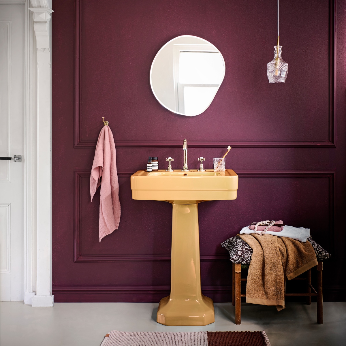 Muurverf Córdoba, 1 liter € 59,- (littlegreene.nl). Wastafel € 986,-, driegats wastafelkraan in Antique Gold € 549,- (klassieksanitair.com). Spiegel Pond van HKliving, maat S € 169,-, katoenen kussen van HKliving, 40x60 cm € 59,-, katoenen handdoek van Aquanova in Ochre, 55x100 cm, set van 3 € 53,85, glazen hanglamp Brussels van It’s About Romi € 135,-, badmat Pile van Ferm Living, 50x80 cm € 55,- (vtwonen.nl/shop). Gewafelde linnen handdoek in Blush Rose € 49,95, witte gewafelde linnen handdoek in Pure White € 39,95 (yumeko.nl). Vintage schelpenketting € 19,95 (fortuneflea.com). Crème en serum van Aesop (skins.nl). Glas kringloopwinkel. Overig privébezit. vtwonen 11-2023 | styling Marlies Does | fotografie Sjoerd Eickmans
