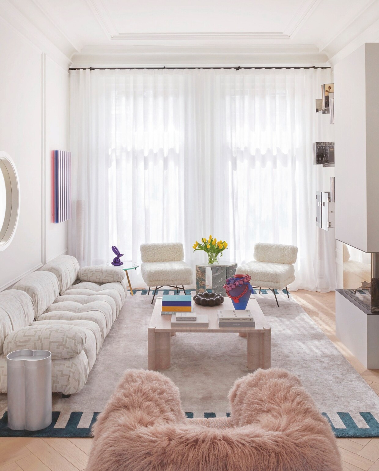De muziekkamer. De met Kvadratstof (Ria 0551) beklede fauteuil Pecorelle (voor) en stoelen Elettra (achterin) zijn klassieke ontwerpen van Arflex. Bank Camaleonda van B&amp;B Italia, opnieuw bekleed met stof van Dedar, en koffietafel Jumbo van Gae Aulenti voor Knoll zijn vintage en gekocht bij Goldwood by Boris. Marmeren bijzettafel Ritagli no.3 van Studiopepe, Balloon Rabbit van Jeff Koons. Accessoires op bijzettafel via Boon Paris, vintage opbergsysteem Proposals door Vittorio Introini voor Saporiti Italia via Nilufar Gallery. Kunst (links) Unstable Construct van Troika via Ron Mandos. Bijzettafel van Destroyers/Builders via Carwan Gallery. Het door pianotoetsen geïnspireerde vloerkleed is op maat ontworpen in Portugal. stijlvol wonen 07-2024 | Styling Barbara Berends | Fotografie Kasia Gatkowska