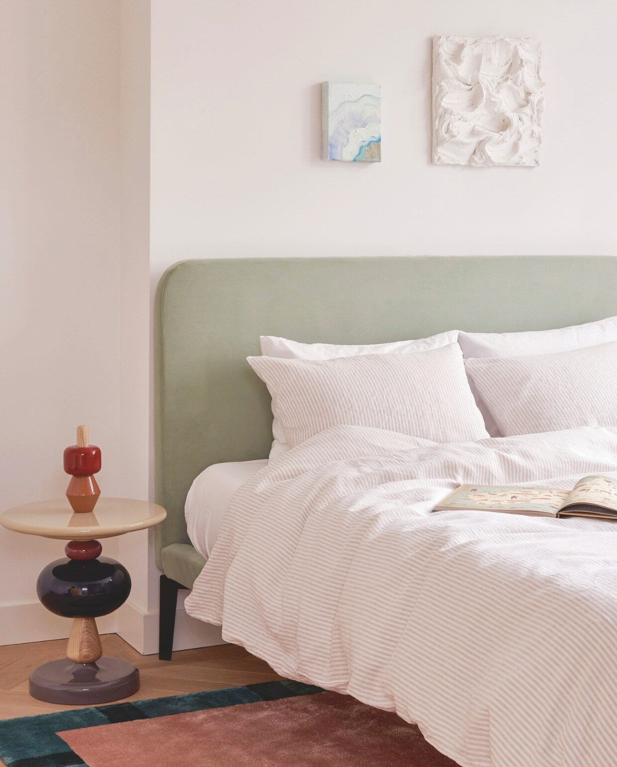 Kinderslaapkamer met bed Bernhardt &amp; Vella van Arflex, beddengoed Yumeko, kunst Discovered Land en Spume via The Ode To. Maatwerk vloerkleed uit Portugal, bijzettafel Shuffle Spectrum MH1 van &amp;Tradition. stijlvol wonen 07-2024 | styling Barbara Berends | fotografie Kasia Gatkowska