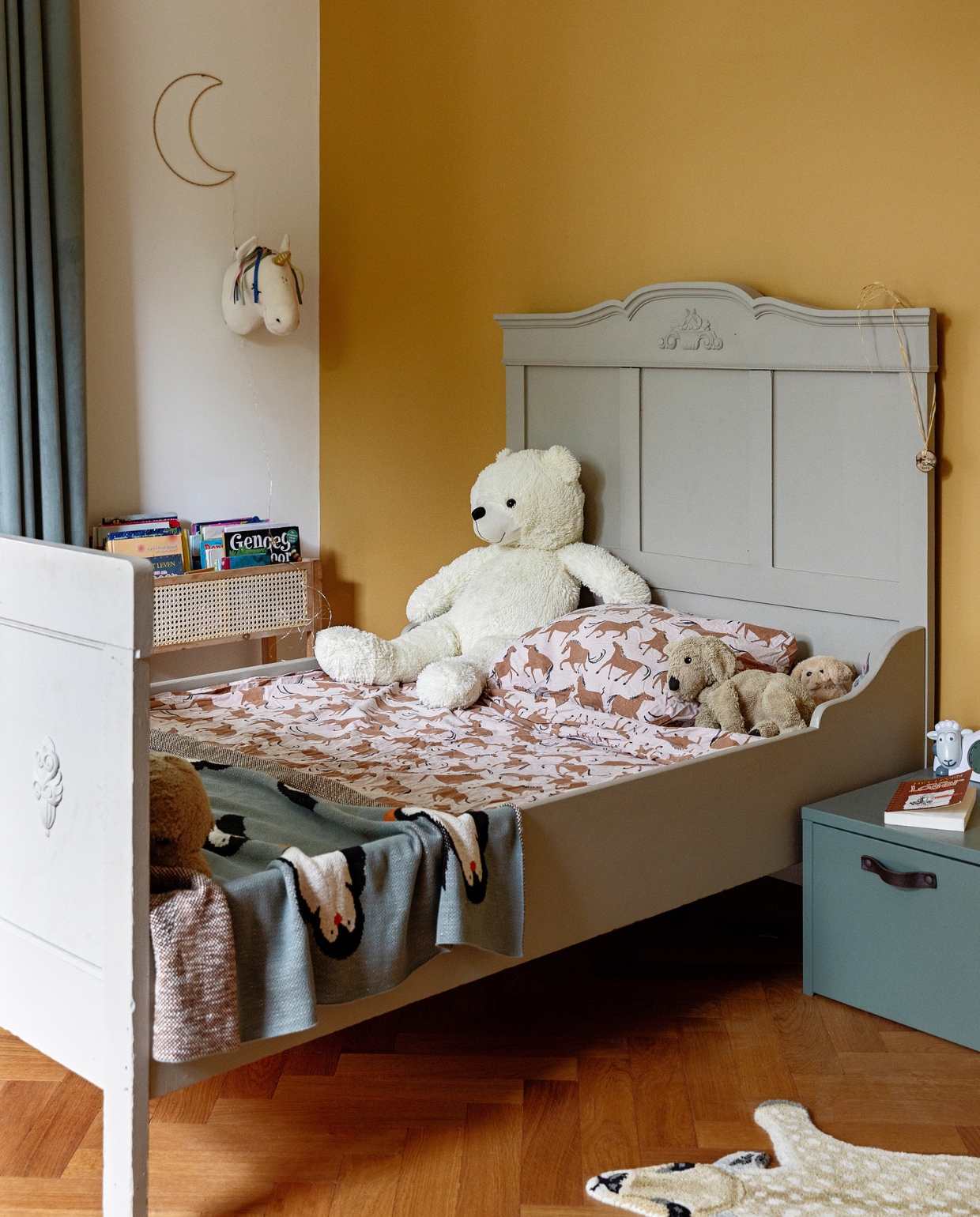 Bed Marktplaats, dekbed H&amp;M Home, hertenkleed de Bijenkorf, kinderbureau Loui. vtwonen BK special 2024 | styling Ilona Jongepier | fotografie Dana van Leeuwen