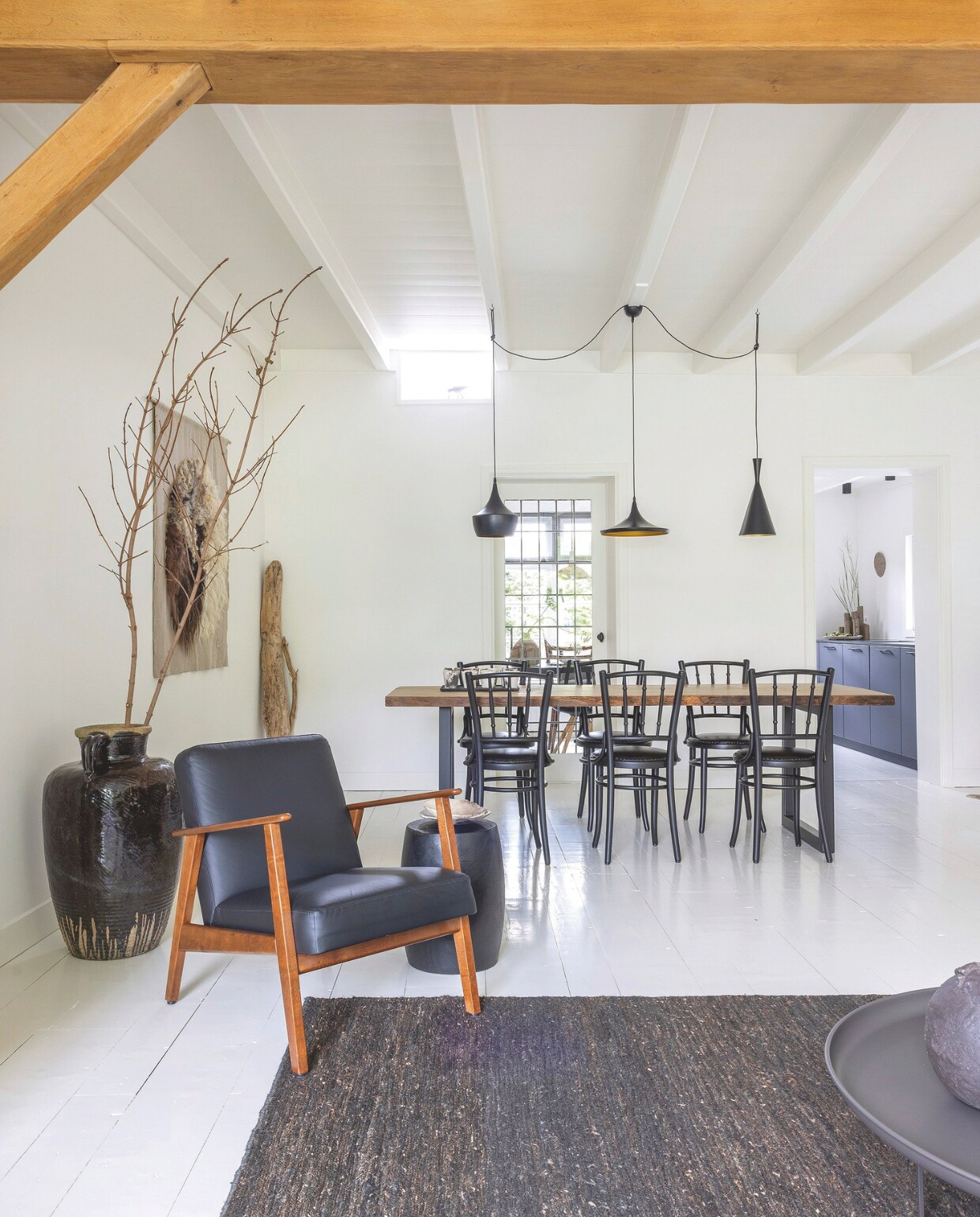 De stoelen van Thonet zijn van de oma van Arja’s moeder geweest. Hanglampen Tom Dixon. Wandkleed van gevilte schapenwol van Halona. Fauteuil Ikea, bijzettafel Loft the Store. vtwonen landelijk 06-2024 | fotografie Anneke Gambon