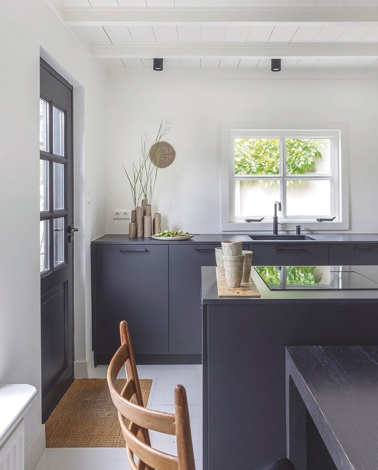 De keuken is gerealiseerd door RhijnArt Keukens. vtwonen landelijk 06-2024 | fotografie Anneke Gambon