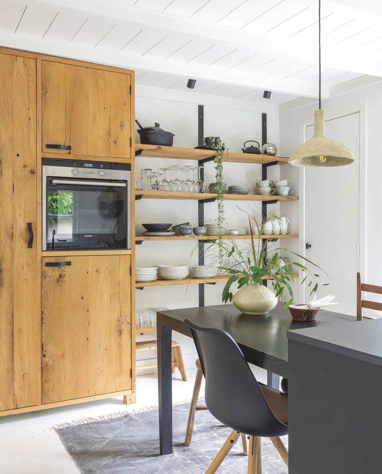 De kastenwand is gemaakt door Arja’s broer Ad van de Graaf met plankendragers gelast door neef Alert van de Graaf. Hanglamp van Studio085. De keukenstoel, een echte Cees Braakman, is uit de winkel van buurvrouw Mijnie en de kommetjes zijn gekocht bij Loods 5. vtwonen landelijk 06-2024 | fotografie Anneke Gambon