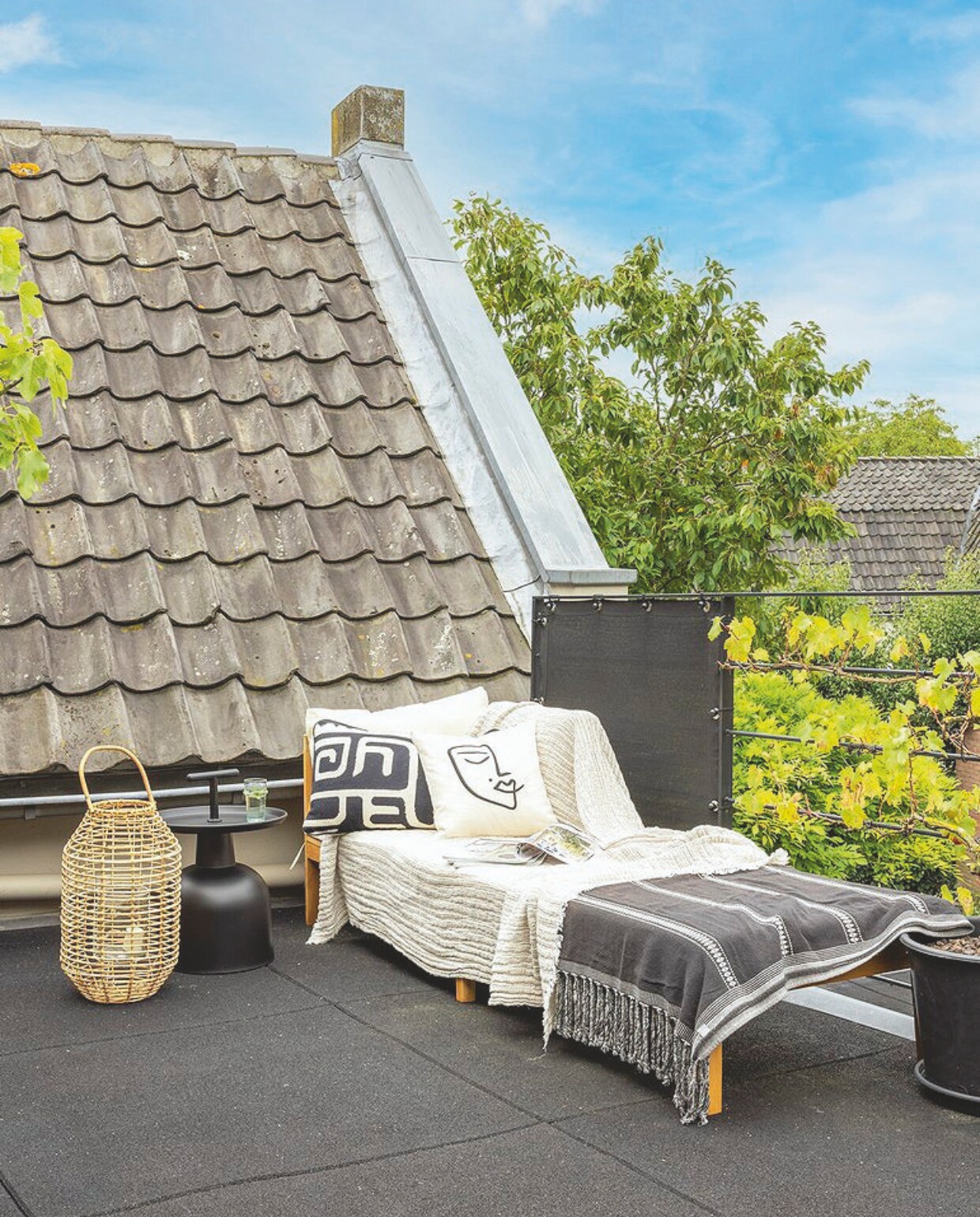 Het huis heeft een heerlijk dakterras. vtwonen landelijk 06-2024 | fotografie Anneke Gambon