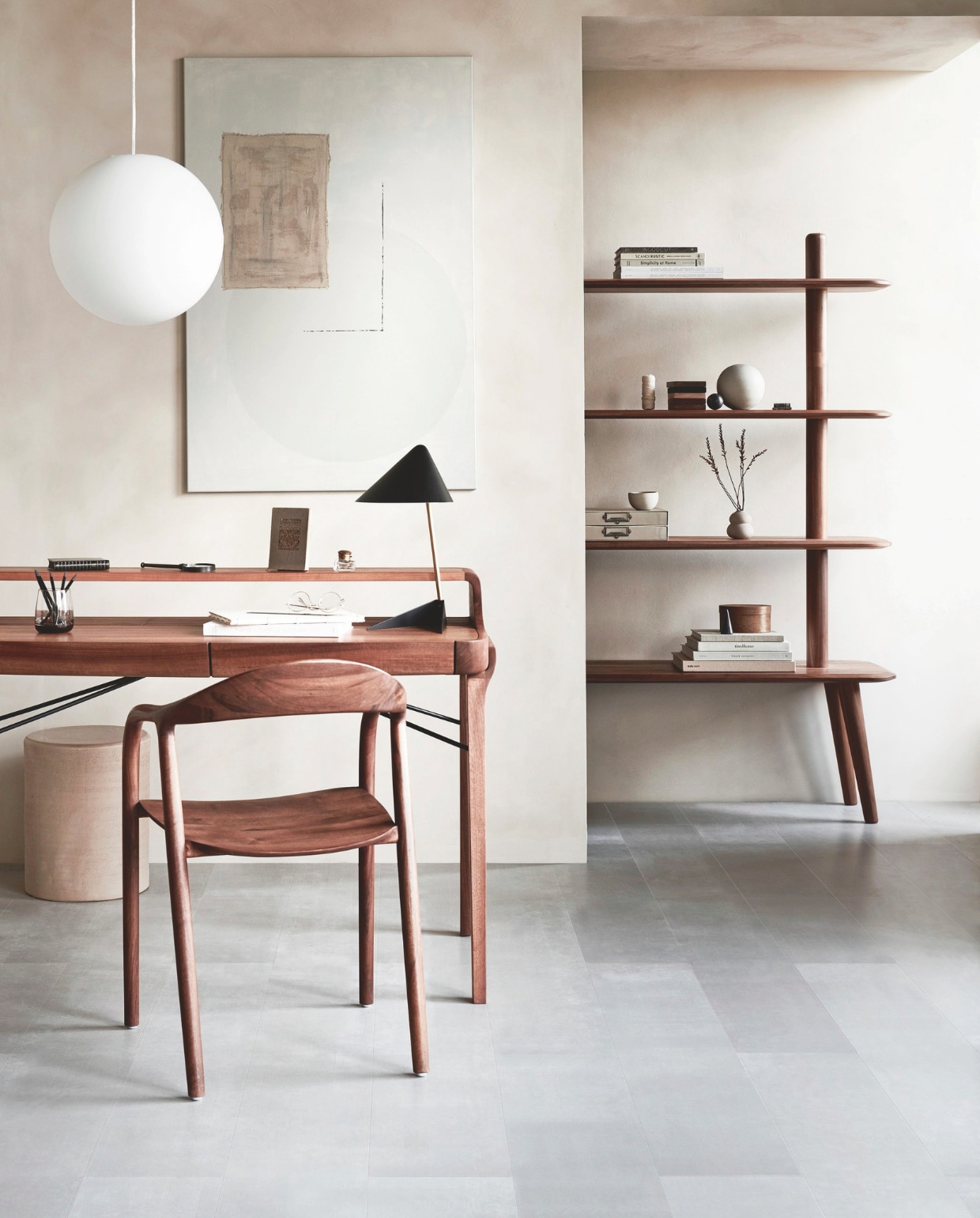 Laminaatvloer XL Pitch Beton, lamel 138x32,6x0,8 cm, met groef, per m² € 32,99. M.m.v. goeds.nl (bureau Picard en stoel Neva van Artisan, bureaulamp van Warm Nordic), demachinekamer.nl (kast Olger van Sav &amp; Okse), couleurlocale.eu (bijzettafel Pawn van Serax), vtwonen.nl/shop (glas van vtwonen), zarahome.com (bol, opbergdoos, potloden, liniaal, kom), mooswillemsen.com (kunstwerk Tokyo No. 62), vestingh.nl (kalkverf Mushroom van Lab Paint). Overig privébezit. vtwonen 11-2024 | styling Sanne Ketelaar, Kim van Rossenberg | fotografie Sjoerd Eickmans