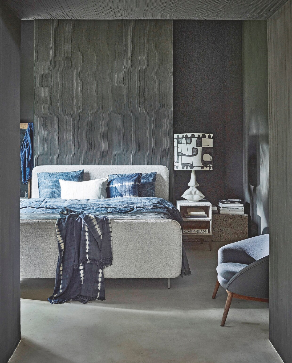 Boxspring Lifestyle by vtwonen Pepper, vanaf 140x200 cm € 2190,-, nachtkastje Cumin met twee vakken, 45x45x62 cm (lxbxh) vanaf € 159,-. Hier uitgevoerd in stof Mirage Teal, met metalen frame in kleur Champagne, poot Angle en voetbord. Overige producten privébezit. vtwonen 11-2024 | styling Sanne Ketelaar, Cleo Scheulderman | fotografie Peggy Janssen, Jeroen van der Spek