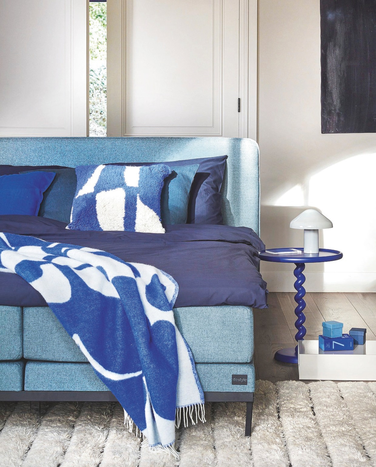Boxspring Lifestyle by vtwonen Pepper, vanaf 140x200 cm € 2190,-. Hier uitgevoerd in stof Tweed Moss Green, met metalen poot Basic in antraciet. vtwonen 11-2024 | styling Sanne Ketelaar, Cleo Scheulderman | fotografie Peggy Janssen, Jeroen van der Spek