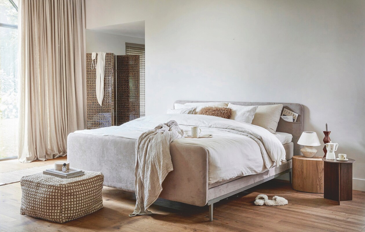 Boxspring Lifestyle by vtwonen Basil, vanaf 140x200 cm € 1990,-. Hier uitgevoerd met elektrisch verstelbare bodem, voetenbord en hoofdbord, in stof Major Liver, met metalen poot Angle in Champagne. vtwonen 11-2024 | styling Sanne Ketelaar, Cleo Scheulderman | fotografie Peggy Janssen, Jeroen van der Spek