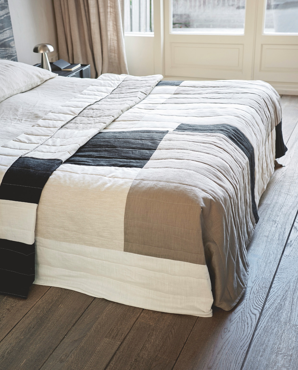 DIY geblokt sprei vtwonen diy special 09-2024 | styling Sanne Ketelaar | fotografie Sjoerd Eickmans