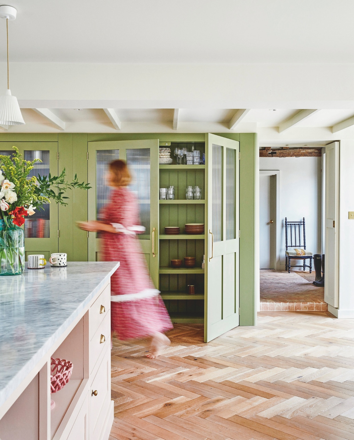 Keuken op maat gemaakt,  kleuren Olive en Potted Shrimp van Farrow &amp; Ball, handgrepen Devol, porseleinen hanglamp Original Btc. vtwonen 11-2024 | styling kay prestney | fotografie brent darby