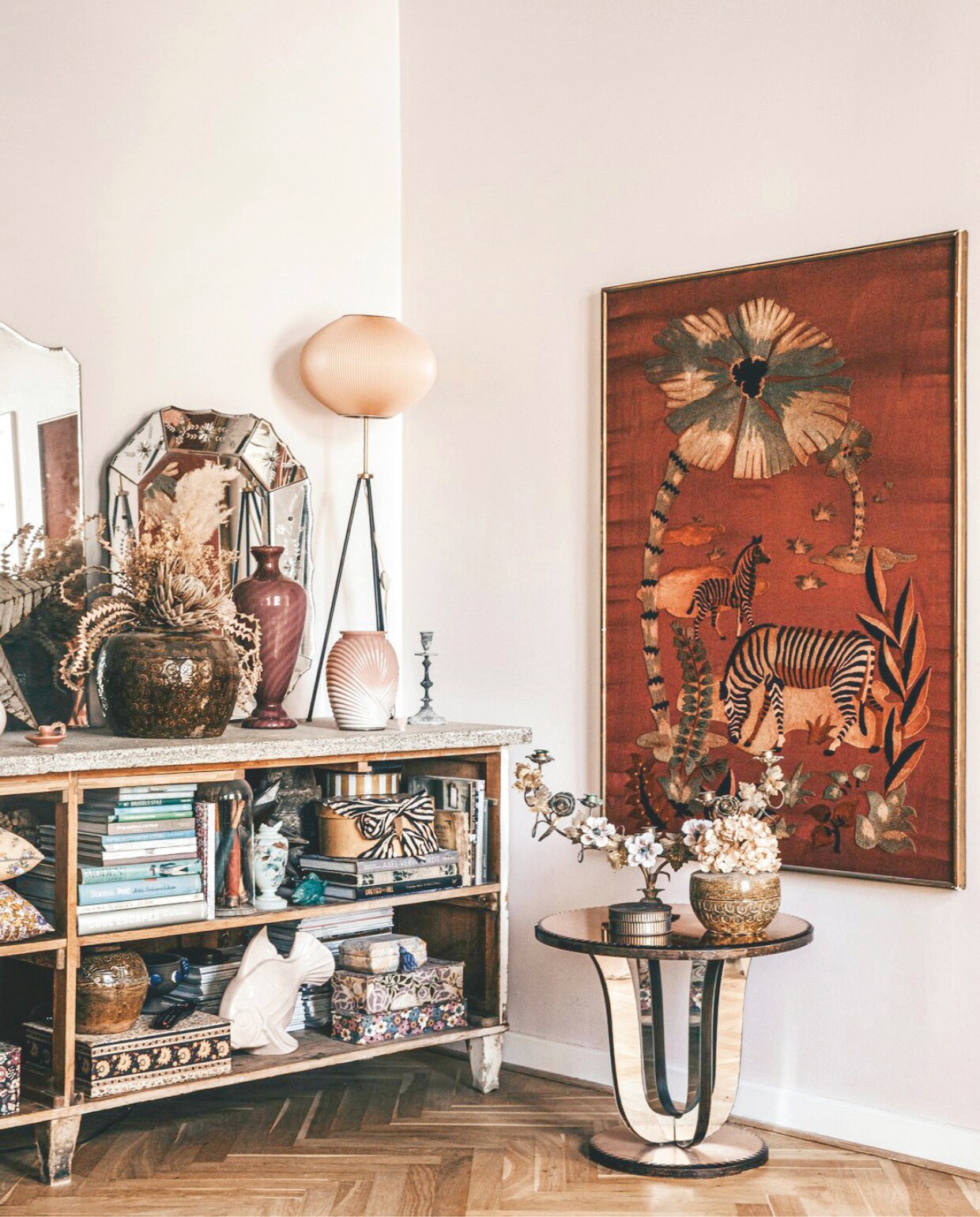 Bijzettafel, kast, lamp, schilderij vintage. Maria verkoopt vergelijkbare meubels en accessoires via haar winkel Boho Habits. vtwonen 11-2024 | styling Lina Vertus | fotografie Isabell Wedin