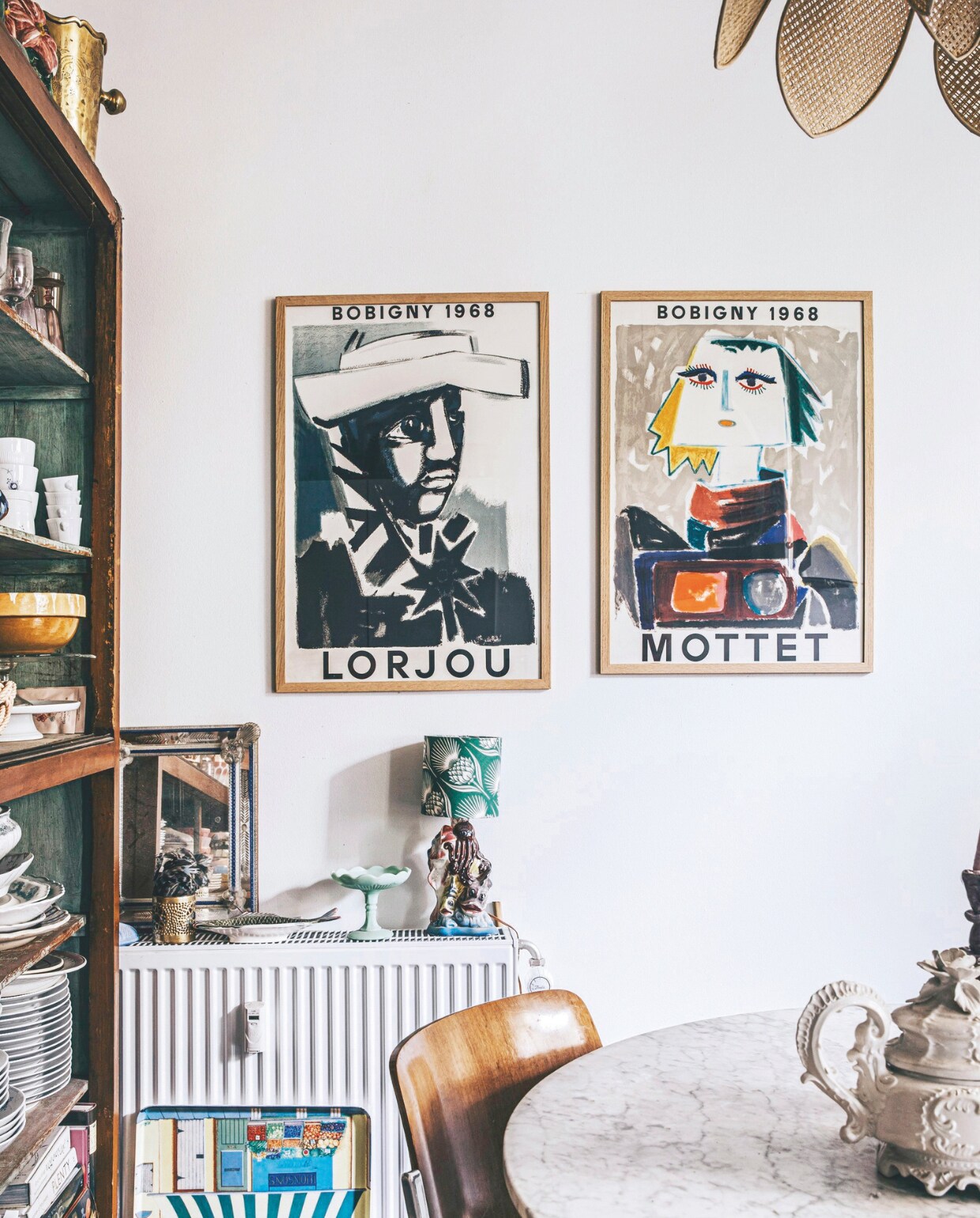 Ronde marmeren tafel, stoel met houten leuning, koffiekan en servieskast vintage. Maria heeft het servies door de jaren heen verzameld. Alle accessoires in huis zijn door Maria zelf via contactpersonen voor haar winkel of op vlooienmarkten in België, Frankrijk en Italië gevonden. vtwonen 11-2024 | styling Lina Vertus | fotografie Isabell Wedin