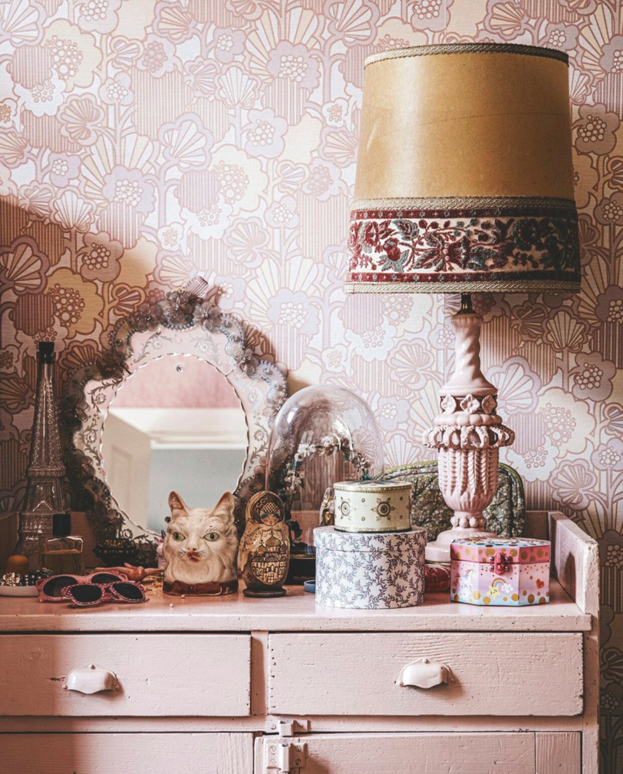 Vintage commode gevonden in Frankrijk. vtwonen 11-2024 | styling Lina Vertus | fotografie Isabell Wedin