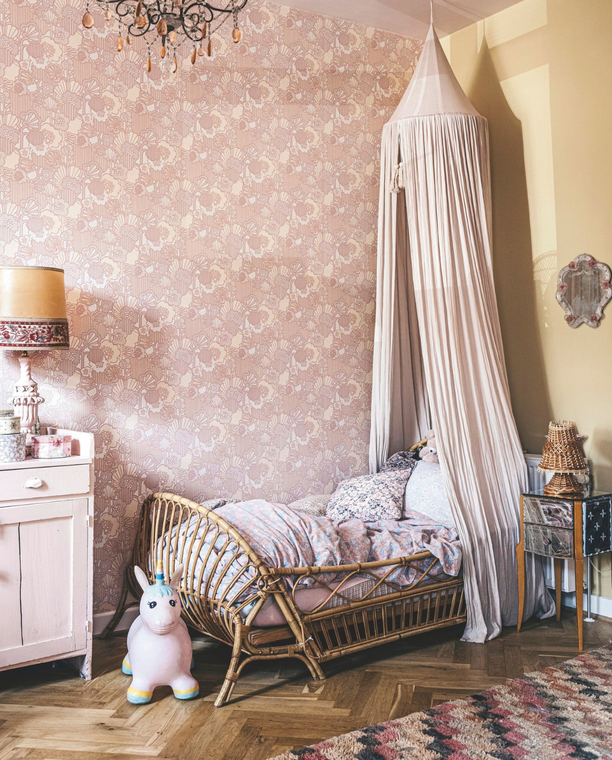 Vintage behang Etsy, vintage lamp van een Franse vlooienmarkt, commode gevonden in Frankrijk, kleine spiegel vintage, klamboe gevonden tijdens een reis naar Frankrijk, rotan Frans bed vintage. vtwonen 11-2024 | styling Lina Vertus | fotografie Isabell Wedin