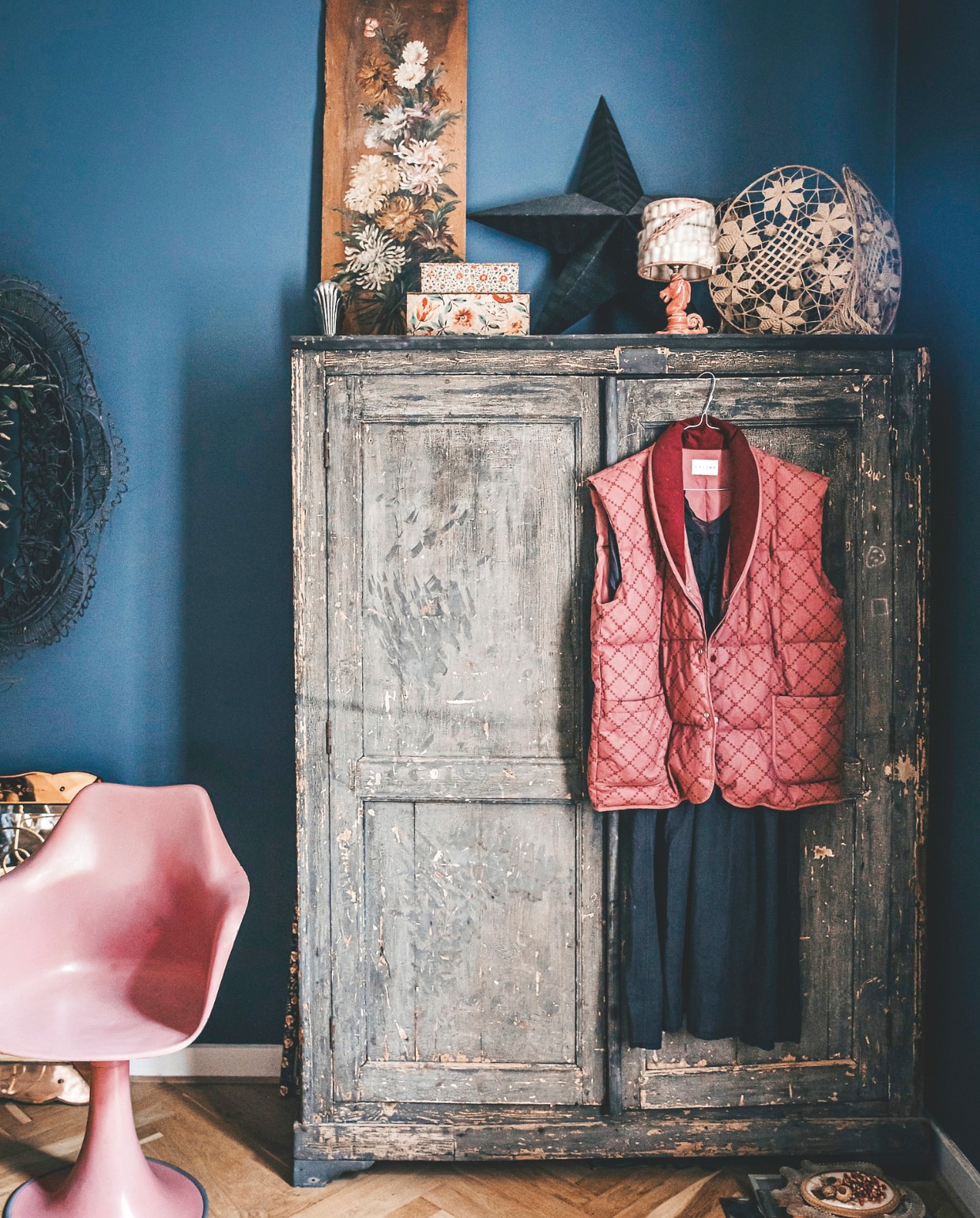 Antieke kast uit Frankrijk, stoel Boho Habits. vtwonen 11-2024 | styling Lina Vertus | fotografie Isabell Wedin