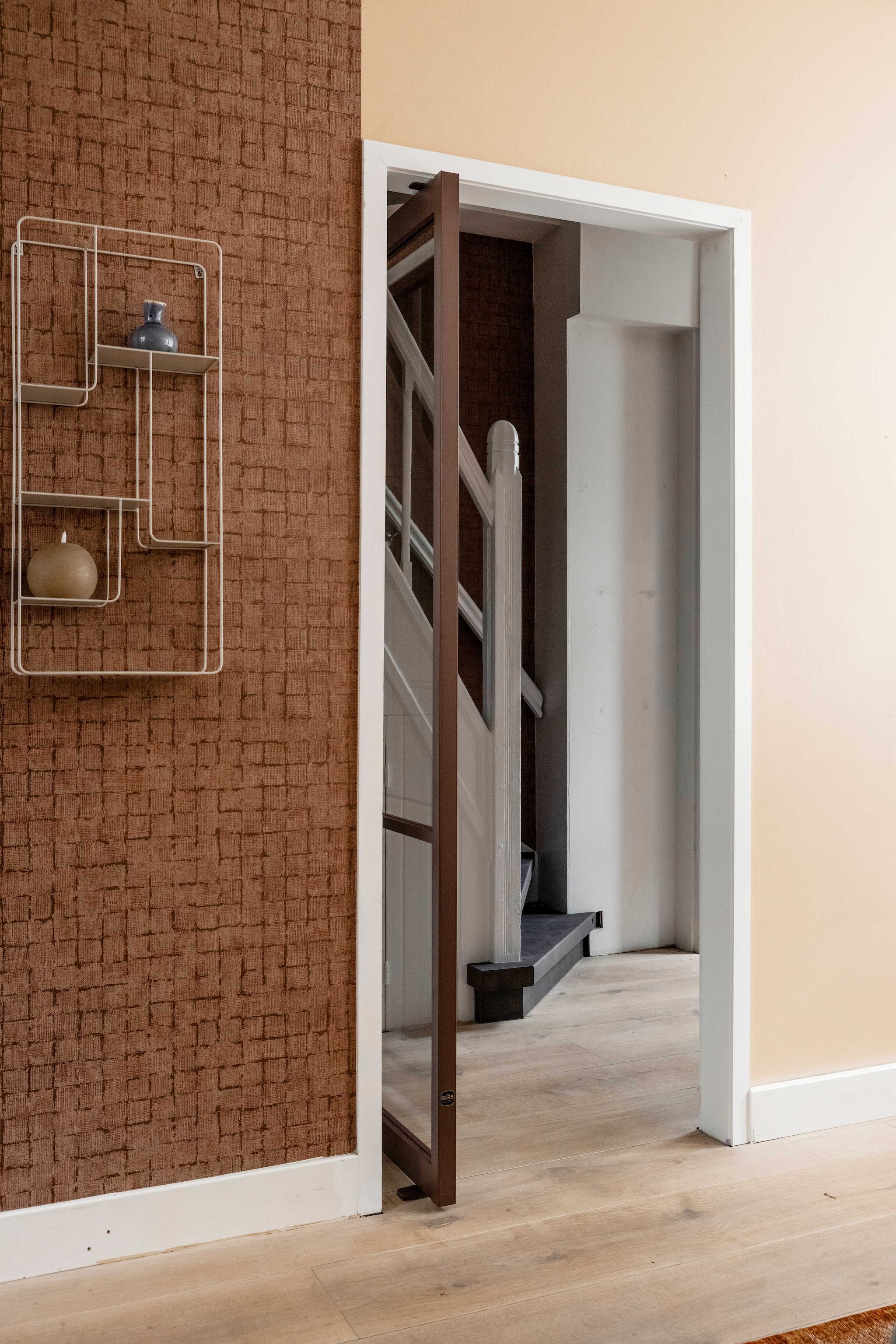 Muurverf E4.15.75 van Flexa, behang 333460 uit de collectie Emerald van Eijffinger, vloer geschuurd en gelakt in Monocoat Naturel van Monocoat Webshop, taatsdeur met helder glas in kleur Mahonie van GewoonGers, wandkastje en vazen privébezit. Weer verliefd op je huis aflevering 2 seizoen 21 2024 | styling Kelly van Gendt | fotografie Sonja Velda