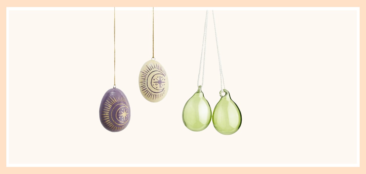 Handgeschilderde papier-maché ornamenten van Madam Stoltz, 7 cm (H) set van 2 € 13,50 (madamstoltz.dk)., Glazen ornament van Arket, 4 cm (h) set van 2 € 15,- (arket.com). Madam Stoltz, Arket