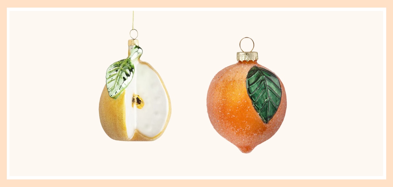 Ornament peer van &amp;klevering, 10,5 x 8 cm (hxØ) € 12,95 (klevering.com), Glazen ornament Orange van Bungalow, € 12,50 (bungalow.dk) &amp;klevering, van Bungalow