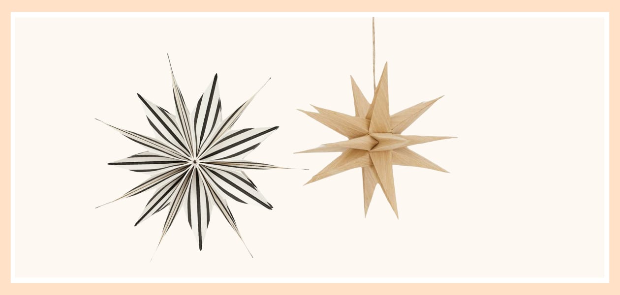 Papieren kerstster Toppu van Oyoy Living, 25 cm (Ø) € 17,99 (oyoylivingdesign)., Papieren kerstster houtlook hanger van Loods5, 20x20 (hxb) 2 stuks € 27,95 (loods5.nl). Oyoy Living,  Loods5