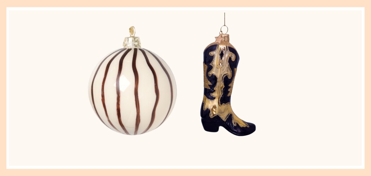 Handgeschilderde glazen ornamenten van Ferm Living, 9,5x8 (hxØ) set van 4 € 25,- (fermliving.nl), Mondgeblazen en handbeschilderde glazen kerstbal cowboylaars van Vondels, € 16,95 (allesinwonderland.nl). Ferm Living, van Vondels