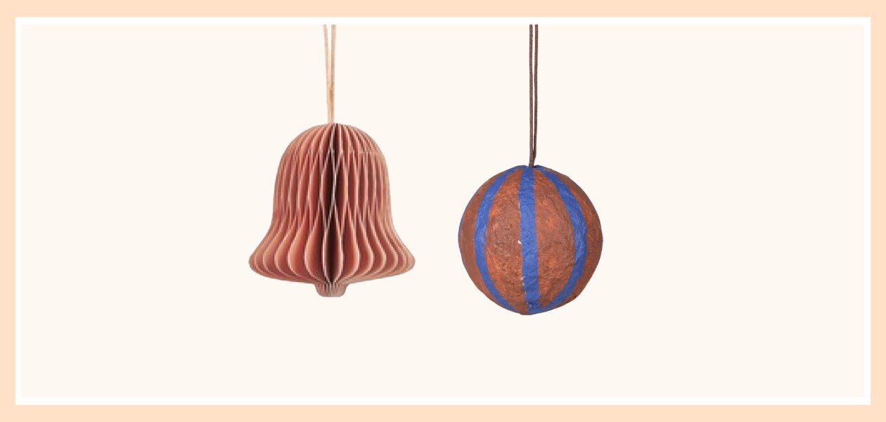 Papieren ornamenten Chime Bell van Broste Copenhagen, 4,5x5 (hxØ) set van 6 € 29,- (nordicnest.nl), Papier-maché ornament sphere van Broste CPH, 6 cm (Ø) € 9,50 (nordicnest.nl). Broste Copenhagen, Broste CPH