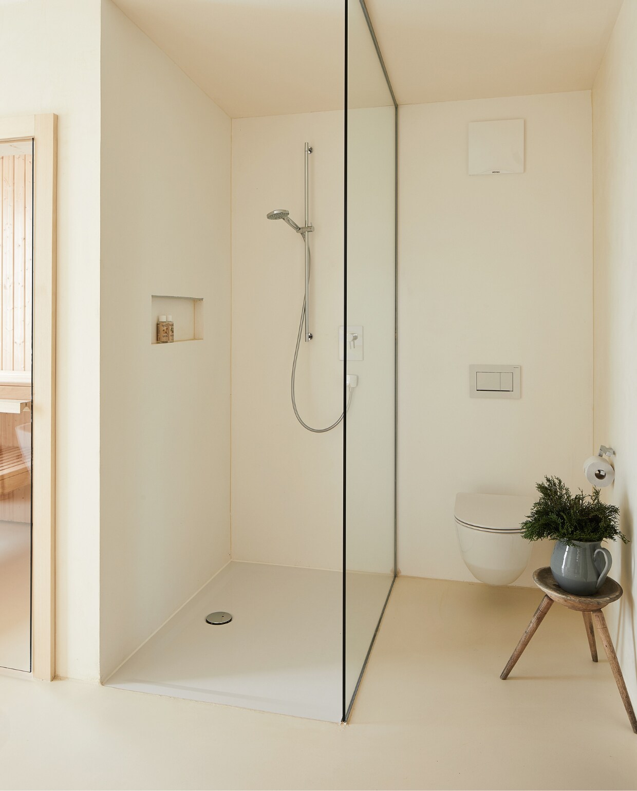 Steenverf Terra Stone op de vloer en wanden, kruk uit de oude boerderij. productie Features &amp; More | styling Wilma Custers | fotografie Krista Keltanen | tekst Chantal Hintze | tekstbewerking Marije Toxopeus