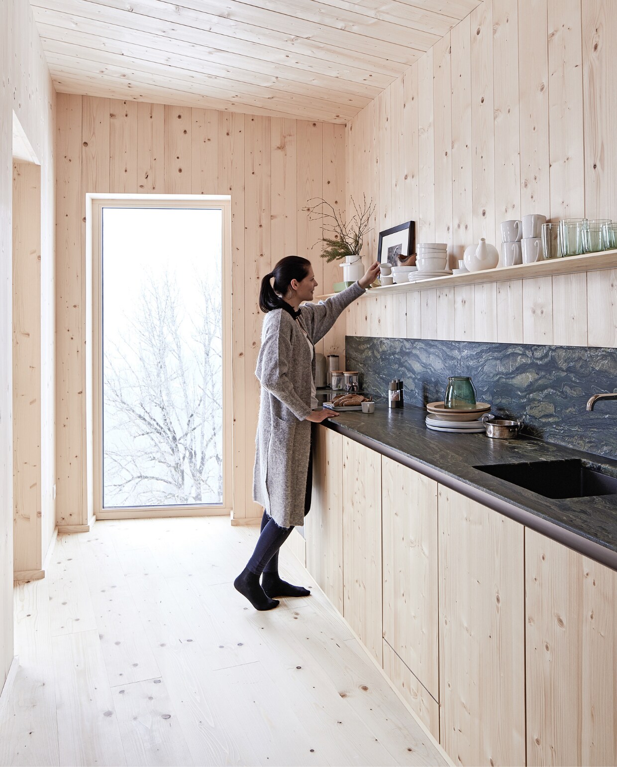 Keuken ontworpen door de man van Elisabeth en op maat gemaakt door een lokale timmerman. Marmeren keukenblad Italian Natural Stone van Granit Picasso. Servies Piana van Lambert. Keramieken hert Gollhammer. productie Features &amp; More | styling Wilma Custers | fotografie Krista Keltanen | tekst Chantal Hintze | tekstbewerking Marije Toxopeus