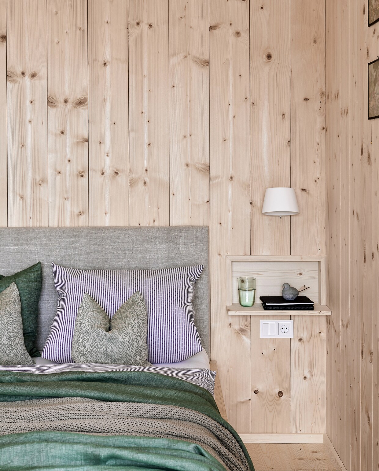 Plaid Leitner Leinen, wollen kussens Loden Steiner. Dekbedovertrek Kitzmüller. Schilderijen van lokale vlooienmarkt, herkomst overige items onbekend. productie Features &amp; More | styling Wilma Custers | fotografie Krista Keltanen | tekst Chantal Hintze | tekstbewerking Marije Toxopeus