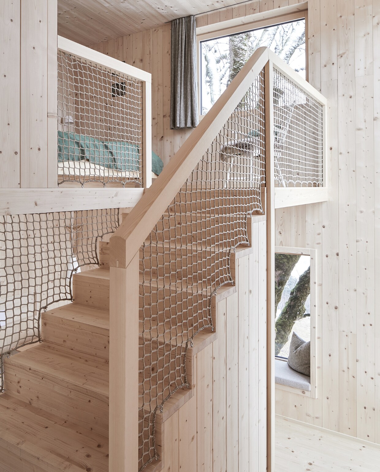 Oude stoel, zelf opgeknapt en geschilderd. Beddengoed Kitzmüller. Netten Seilerei Voigt. productie Features &amp; More | styling Wilma Custers | fotografie Krista Keltanen | tekst Chantal Hintze | tekstbewerking Marije Toxopeus