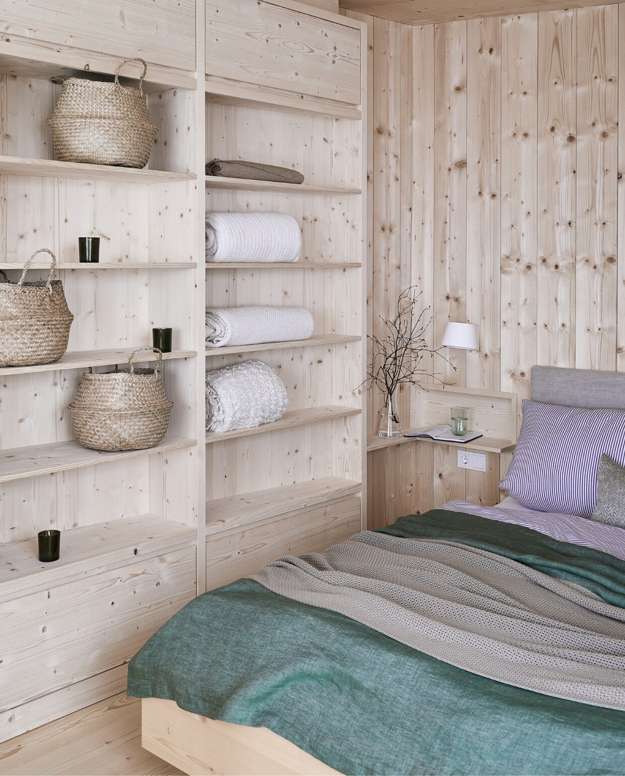Vurenhouten kast op maat gemaakt door een timmerman. Plaid Leitner Leinen, wollen kussen Loden Steiner, dekbedovertrek Kitzmüller. Manden Flådis Ikea. Herkomst overige items onbekend. productie Features &amp; More | styling Wilma Custers | fotografie Krista Keltanen | tekst Chantal Hintze | tekstbewerking Marije Toxopeus