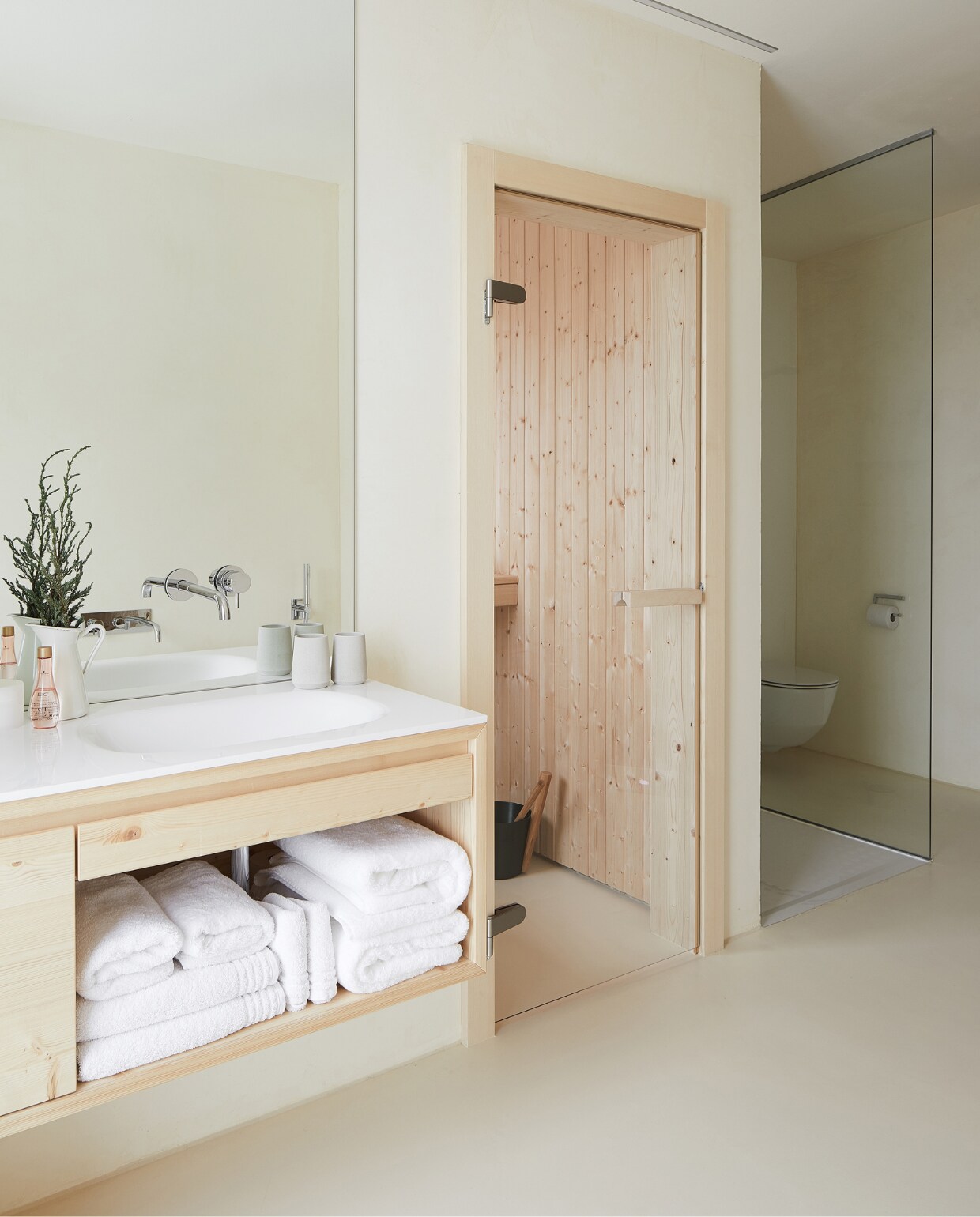 Op de vloer en wanden steenverf Terra Stone. Badkamermeubel en sauna gemaakt door een lokale timmerman. Spiegel met de hand gesneden door een lokale vakman, zodat de kraan erin past. Handdoeken Vossen, herkomst overige items onbekend. productie Features &amp; More | styling Wilma Custers | fotografie Krista Keltanen | tekst Chantal Hintze | tekstbewerking Marije Toxopeus