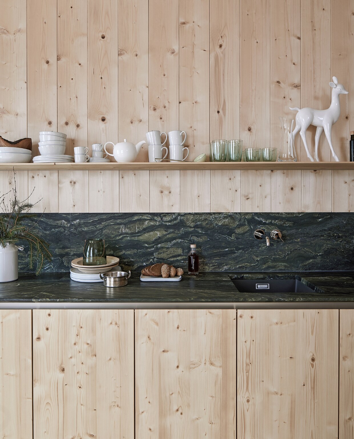 Keuken ontworpen door de man van Elisabeth en op maat gemaakt door een lokale timmerman. Marmeren keukenblad Italian Natural Stone van Granit Picasso. Servies Piana van Lambert. Keramieken hert Gollhammer. productie Features &amp; More | styling Wilma Custers | fotografie Krista Keltanen | tekst Chantal Hintze | tekstbewerking Marije Toxopeus