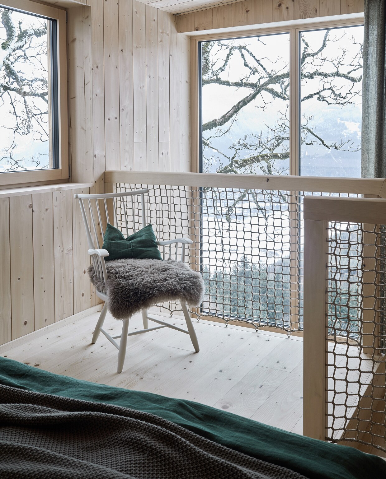 Oude stoel, zelf opgeknapt en geschilderd. Soortgelijke vacht Schaapsvacht. productie Features &amp; More | styling Wilma Custers | fotografie Krista Keltanen | tekst Chantal Hintze | tekstbewerking Marije Toxopeus