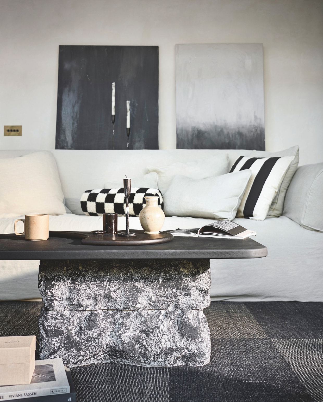 Geblokt wollen vloerkleed van Hay, 200x300 cm € 779,-, geblokt kussen van HKliving, wol, linnen en katoen € 79,95 (vtwonen.nl/shop). Linnenmix kussenhoes met strepen, 50x50 cm € 12,99 (hm.com). Geurkaars light Cotton € 6,99 (zarahome.com). Overig privébezit. vtwonen special DIY 09 | styling en uitvoering Sanne Ketelaar | fotografie Sjoerd Eickmans