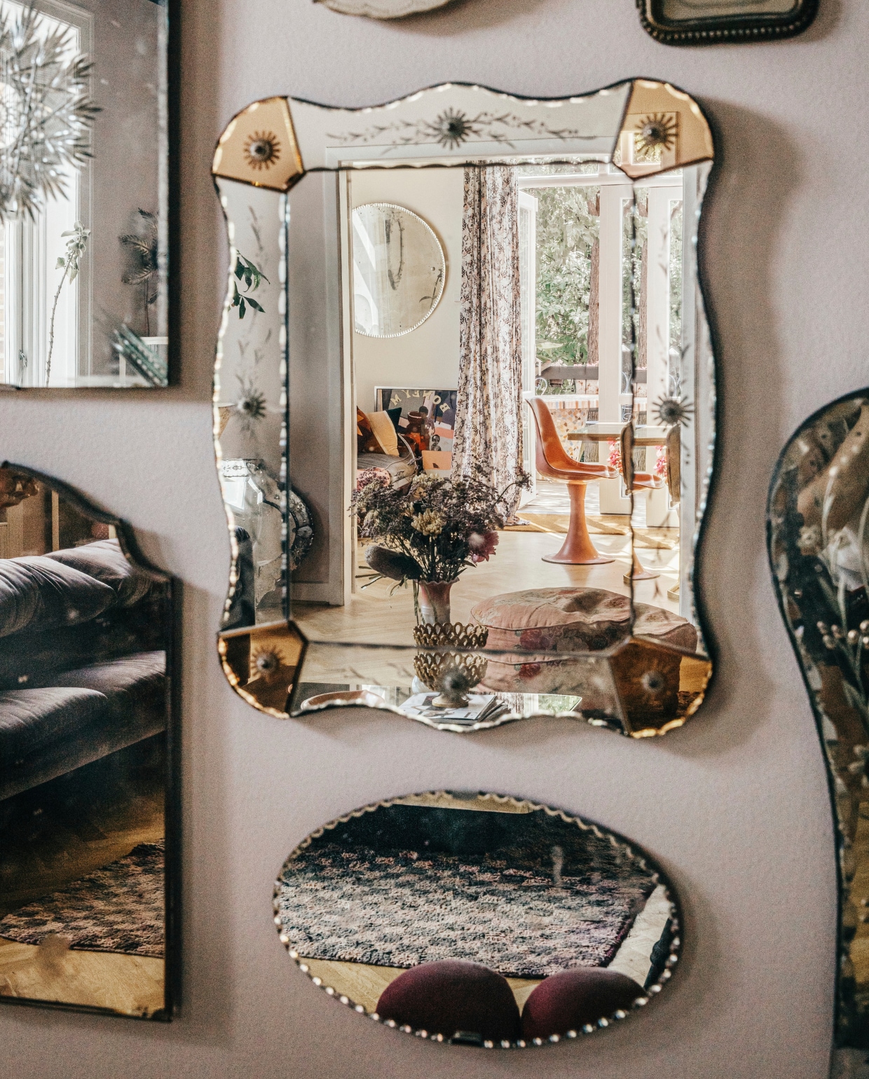Spiegels zijn op verschillende plekken gekocht. Maria verkoopt vergelijkbare spiegels in haar winkel Boho Habits. vtwonen 11-2024 | styling Lina Vertus | fotografie Isabell Wedin